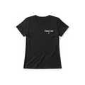 Svart Awaz Lab dam t-shirt med musiklogotyp på vit bakgrund